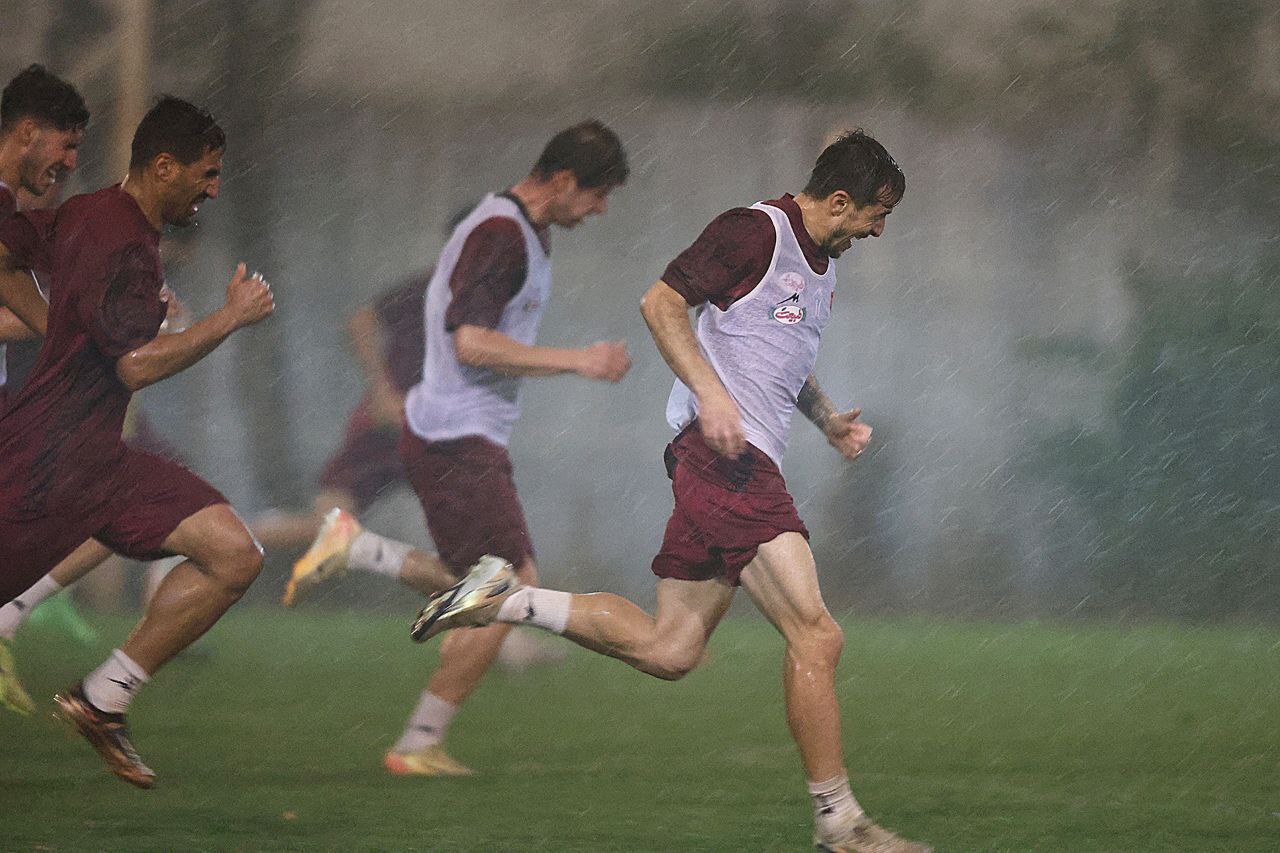 باد و طوفان تمرین پرسپولیس را نیمه کاره گذاشت/ حضور یک میهمان ویژه کنار سرخپوشان|تصاویر