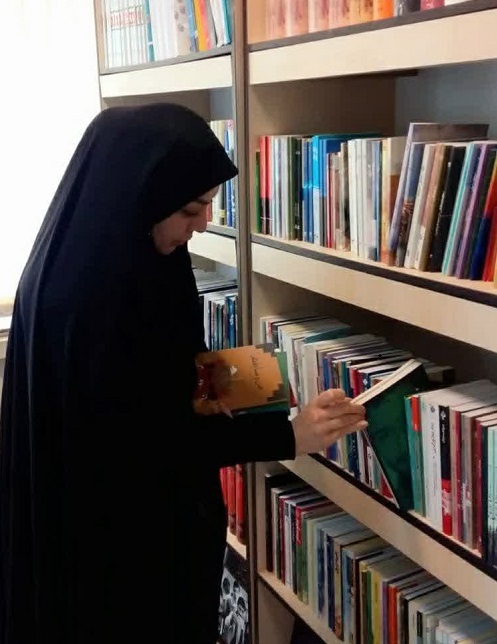 کتابخانه تخصصی دفاع مقدس دانشگاه آزاد همدان غنی‌تر شد؛ درخشش ۳۰۰ جلد کتاب جدید در قفسه‌ها