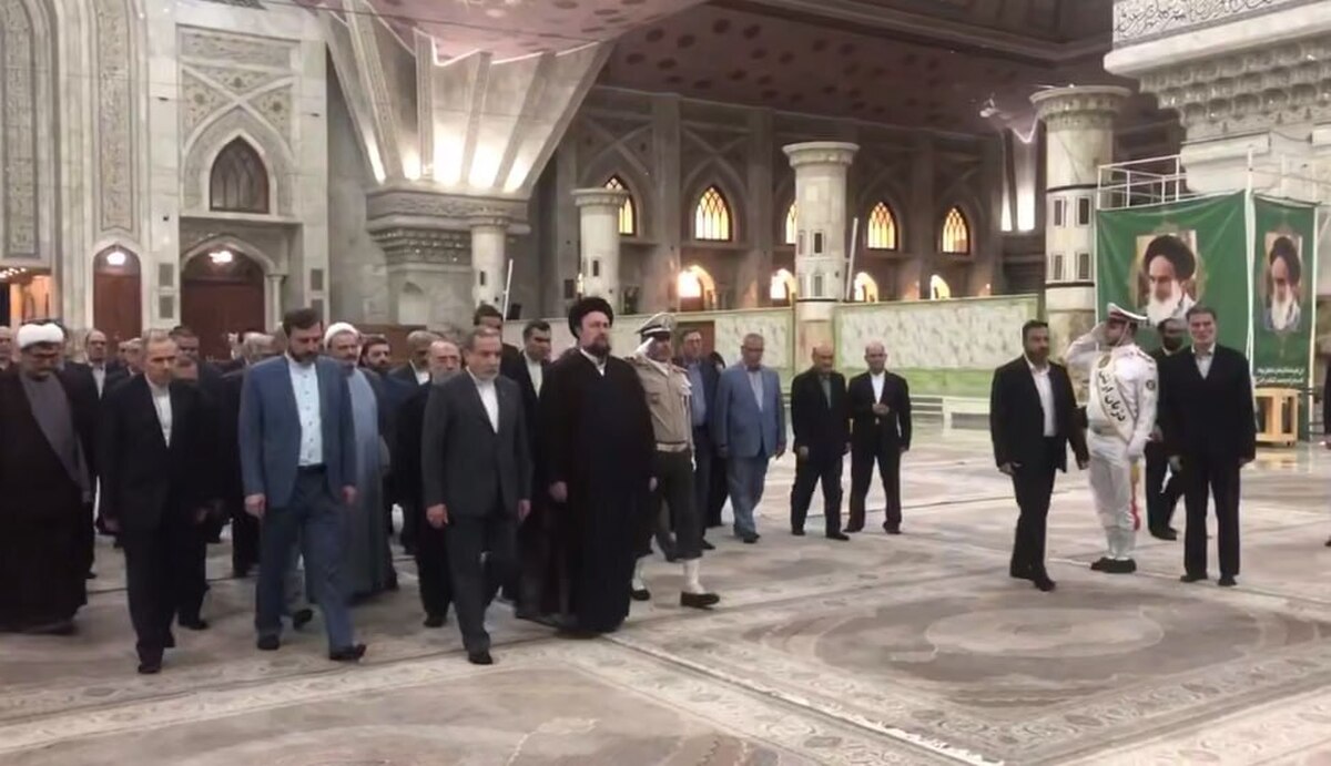 ادای احترام عراقچی و مدیران وزارت خارجه به مقام شامخ بنیان‌گذار انقلاب