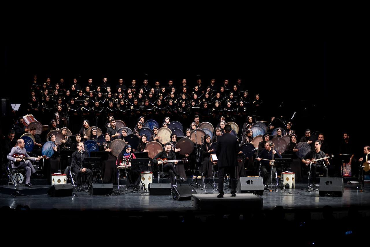 کیوان ساکت در تالار وحدت درخشید/حضور هفتاد خواننده گروه کُر در ارکستر