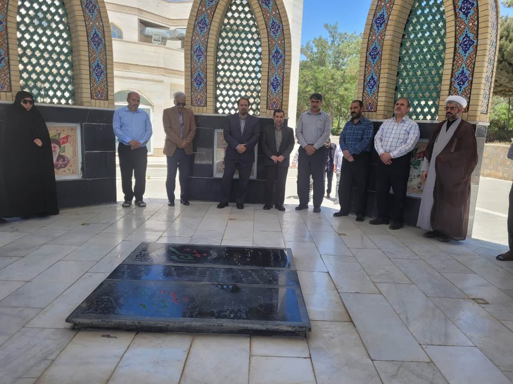 امام خمینی(ره) یک شخصیت جهانی بود؛ او مفاهیم جدیدی از آزادی، عدالت و اخلاق را به جامعه ارائه کرد امام خمینی(ره) یک شخصیت جهانی بود؛ او مفاهیم جدیدی از آزادی، عدالت و اخلاق را به جامعه ارائه کرد