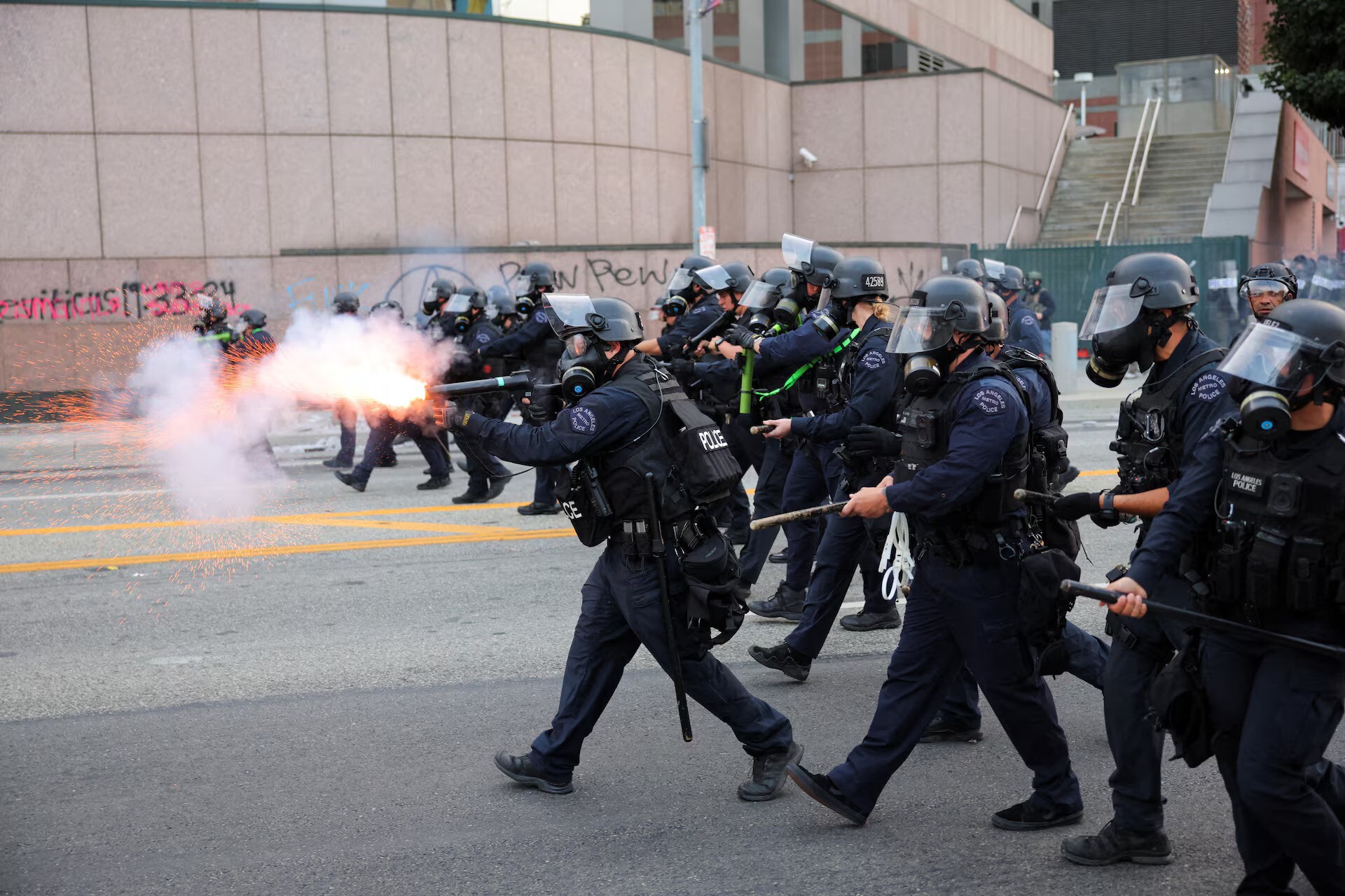 بحران مهاجرتی در لسآنجلس/ خیابانها صحنه نبرد معترضان و نیروهای امنیتی آمریکا بحران مهاجرتی در لسآنجلس/ خیابانها صحنه نبرد معترضان و نیروهای امنیتی آمریکا