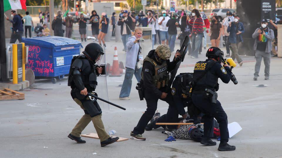 مداخله تفنگداران دریایی در اعتراضات لسآنجلس؛ پیام بازدارندگی یا آغاز سرکوب نظامی؟ مداخله تفنگداران دریایی در اعتراضات لسآنجلس؛ پیام بازدارندگی یا آغاز سرکوب نظامی؟