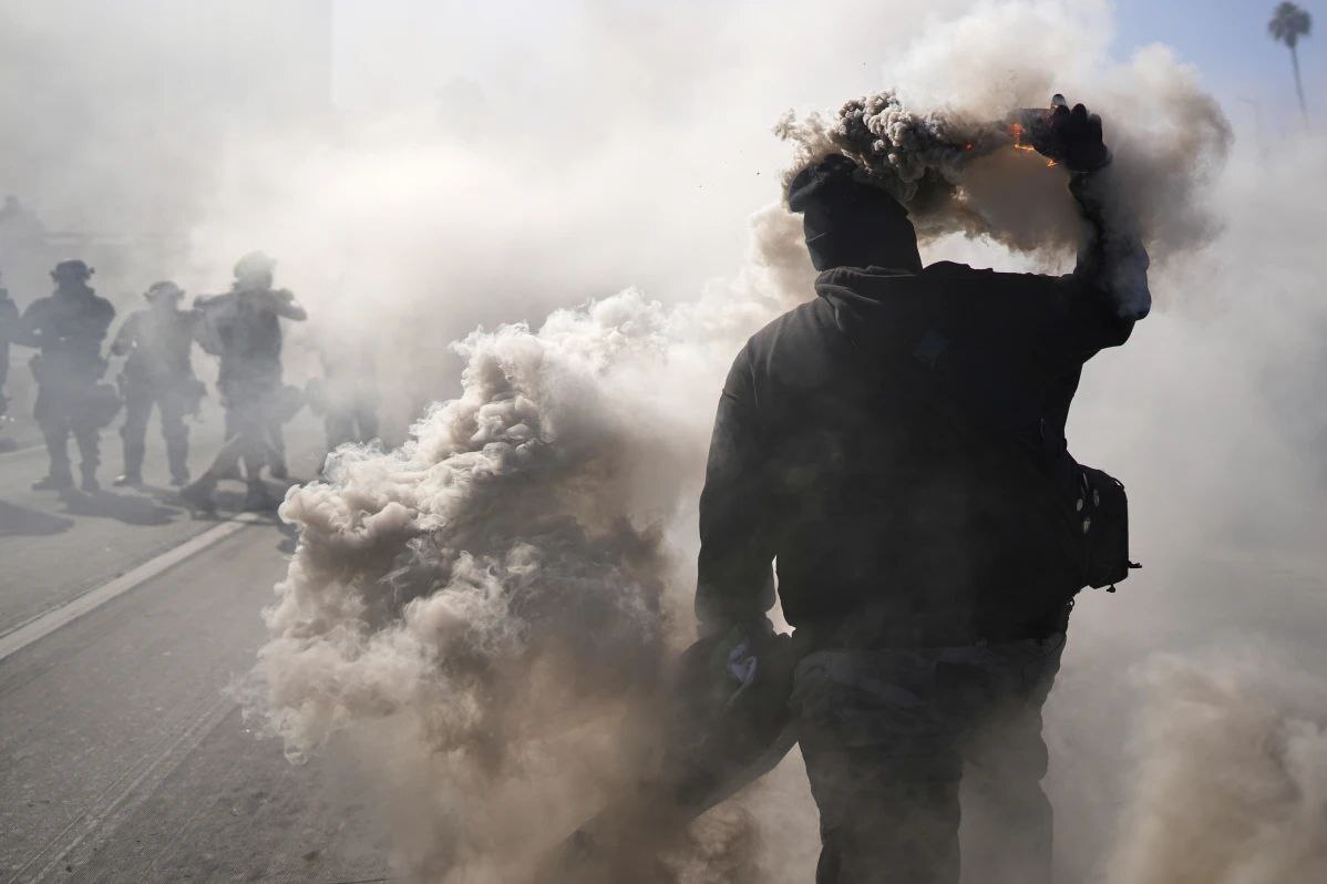 فرماندار کالیفرنیا از ترامپ شکایت می‌کند/ اعتراض نیوسام به اعزام گارد ملی برای سرکوب معترضان