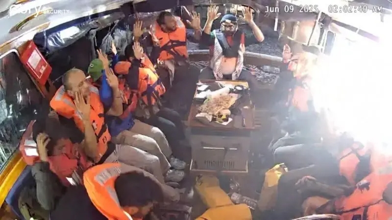 یورش ارتش اسرائیل به کشتی «مادلین» در آب‌های بین‌المللی؛ فعالان حقوق بشر قربانی دزدی دریایی صهیونیست‌ها