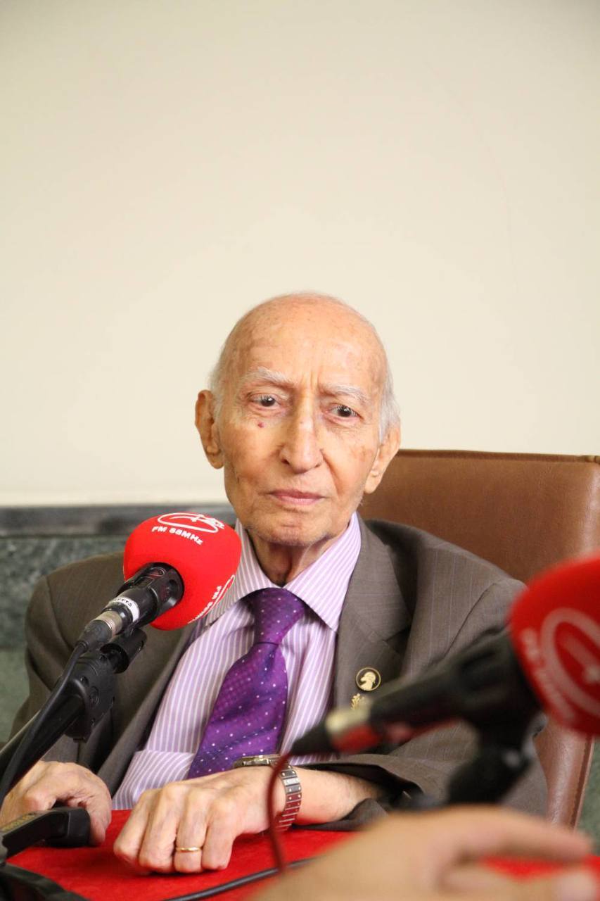 تقدیر از پدر علم ژنتیک ایران در گردهمایی اعضای باشگاه رادیویی جوان/ تاریخ علمی ایران بازنویسی شود تقدیر از پدر علم ژنتیک ایران در گردهمایی اعضای باشگاه رادیویی جوان/ تاریخ علمی ایران بازنویسی شود