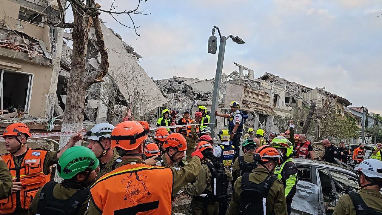 موشک‌ها به قلب سرزمین‌های اشغالی اصابت کردند/ آغاز «وعده صادق ۳»/ تأیید اصابت موشک‌های ایرانی از سوی اسرائیل