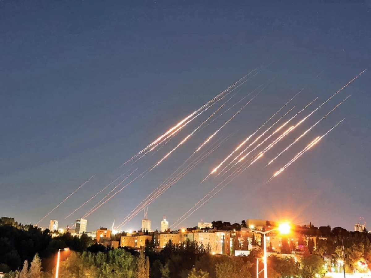 موج جدید حملات ترکیبی علیه اسرائیل| رسانه‌های عبری: موشک‌های ایران به ۴۰ نقطه مختلف اصابت کرده است