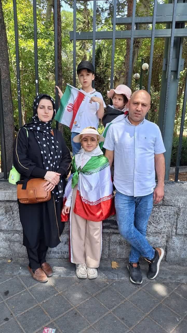 خروش ملت ایران در نماز جمعه خشم و نصر؛ از حضور بازیگر سریال پایتخت تا تجلی همدلی و ایستادگی خروش ملت ایران در نماز جمعه خشم و نصر؛ از حضور بازیگر سریال پایتخت تا تجلی همدلی و ایستادگی