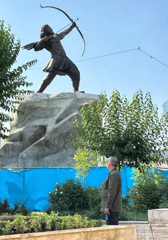 رونمایی از بزرگترین مجسمه برنزی ایران رونمایی از بزرگترین مجسمه برنزی ایران