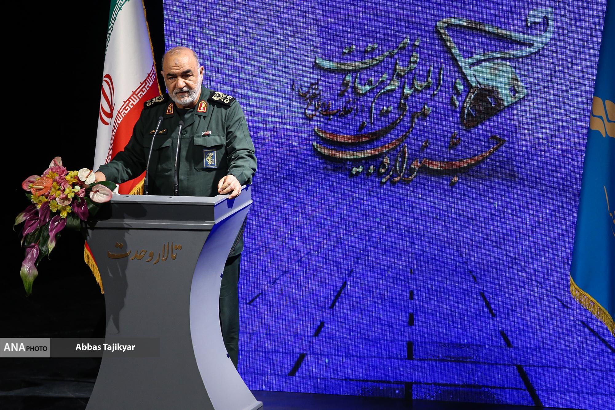 تقدیر از جمشید هاشم‌پور و مجید انتظامی در اختتامیه جشنواره فلیم مقاومت/ «مجنون» در تالار وحدت درخشید