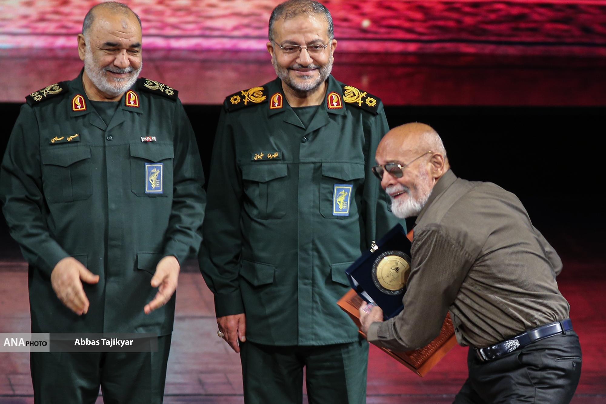 تقدیر از جمشید هاشم‌پور و مجید انتظامی در اختتامیه جشنواره فلیم مقاومت/ «مجنون» در تالار وحدت درخشید