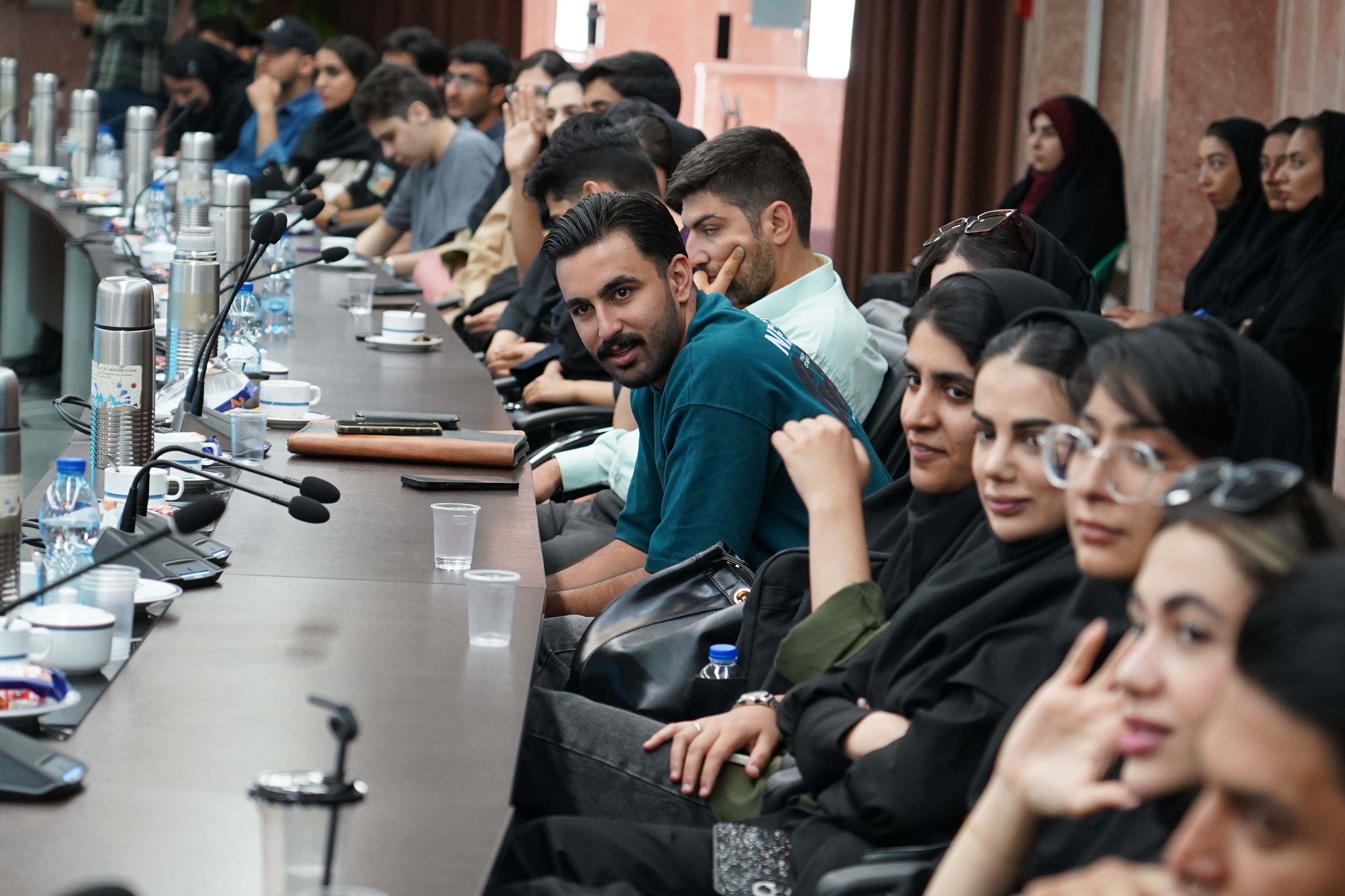 مهاجرت از تبلیغات خوش آب و رنگ رسانهای تا چالشهای دنیای واقعی مهاجرت از تبلیغات خوش آب و رنگ رسانهای تا چالشهای دنیای واقعی