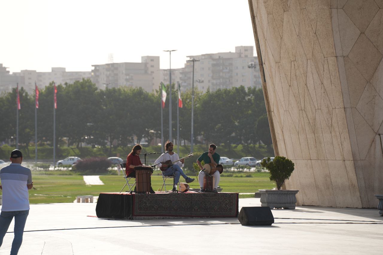 علی قمصری به همراه هم نوازان حصار در برج آزادی نواخت