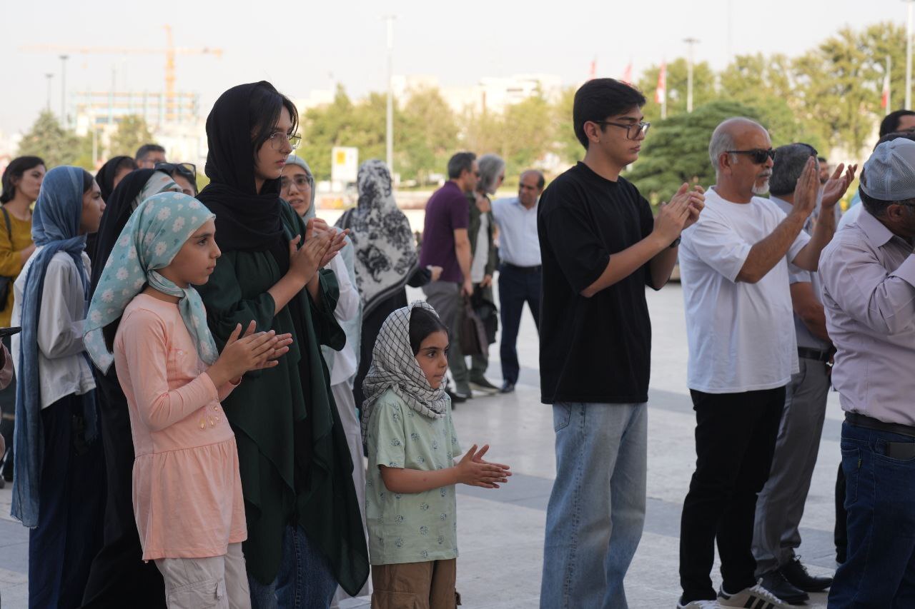 علی قمصری به همراه هم نوازان حصار در برج آزادی نواخت