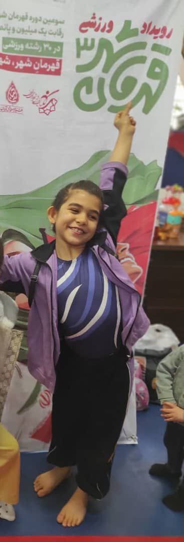 دخترم عکس دخترعموی شهیدش را بالا میبرد/ رژیم کودک کش صهیونسیتی را نابود میکنیم دخترم عکس دخترعموی شهیدش را بالا میبرد/ رژیم کودک کش صهیونسیتی را نابود میکنیم