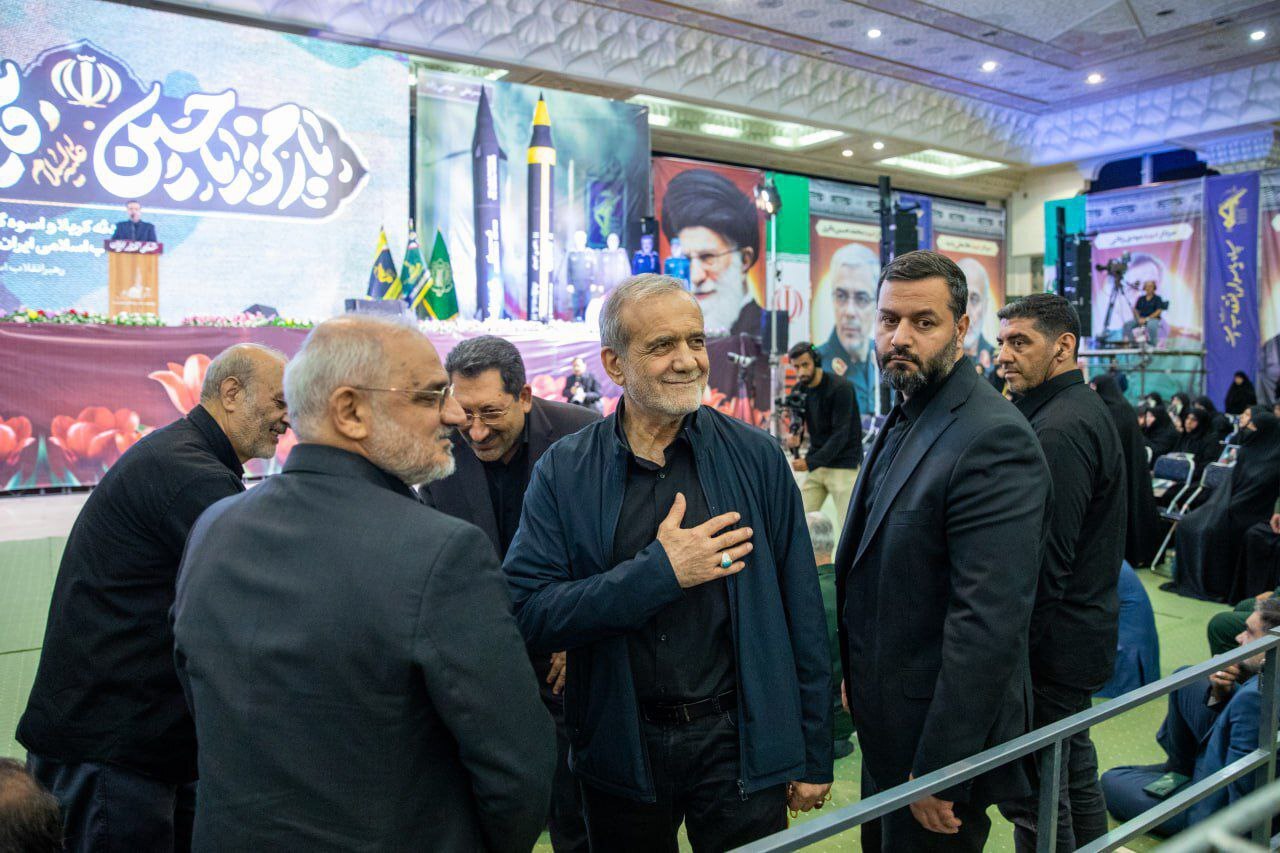 گرامیداشت شهدای اقتدار با حضور سران قوا؛ شعار مرگ بر آمریکا در مصلی تهران طنین‌انداز شد