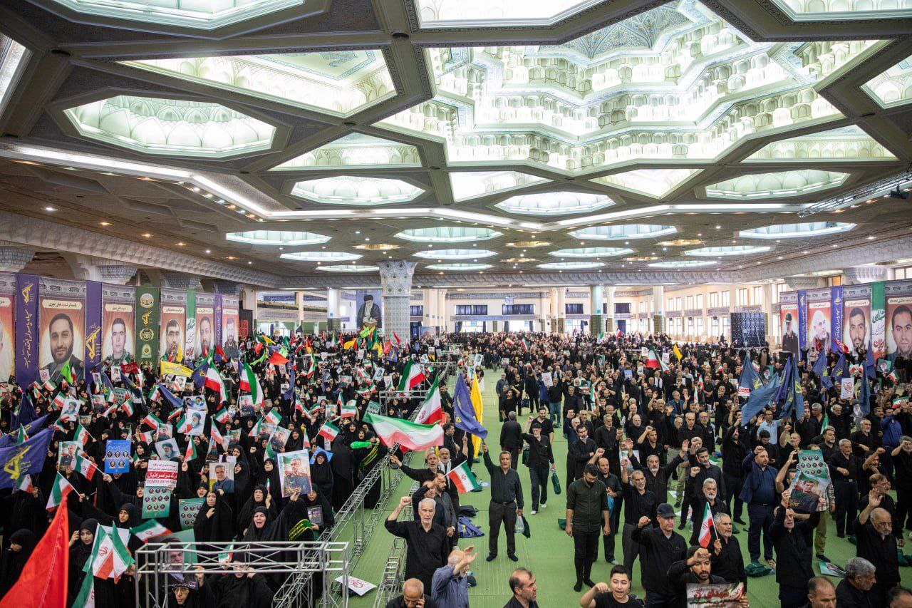 گرامیداشت شهدای اقتدار با حضور سران قوا؛ شعار مرگ بر آمریکا در مصلی تهران طنین‌ انداخت