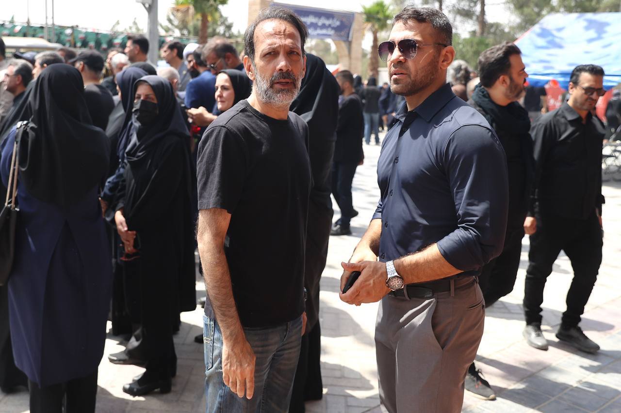 حضور پرشور جامعه ورزش و جوانان در قطعه شهدای جنایت رژیم صهیونی/ ورزشیها با شهدا وداع کردن حضور پرشور جامعه ورزش و جوانان در قطعه شهدای جنایت رژیم صهیونی/ ورزشیها با شهدا وداع کردن