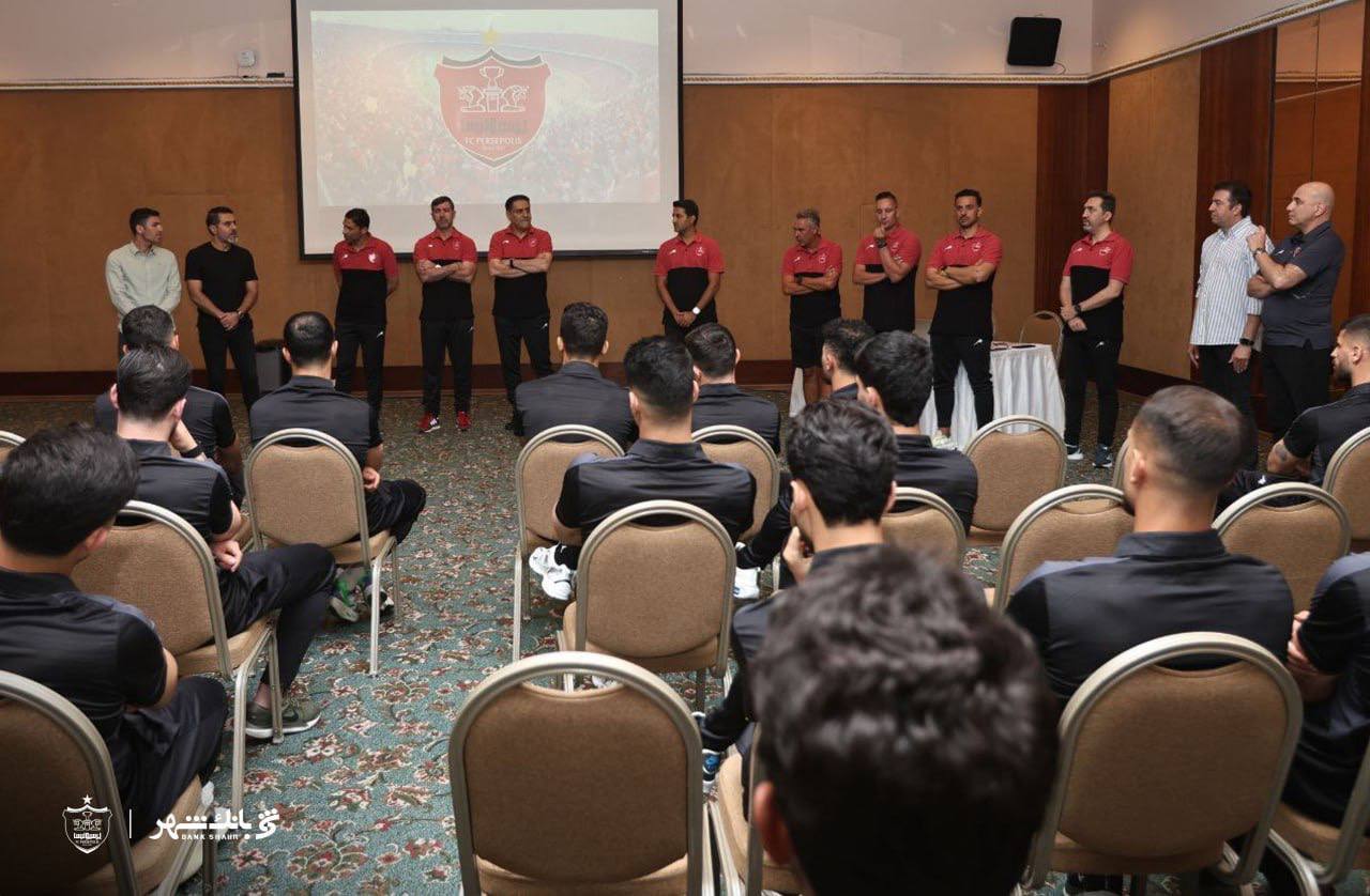 معارفه وحید هاشمیان در جمع بازیکنان پرسپولیس/ با کولهباری از تجربه بازگشتم معارفه وحید هاشمیان در جمع بازیکنان پرسپولیس/ با کولهباری از تجربه بازگشتم