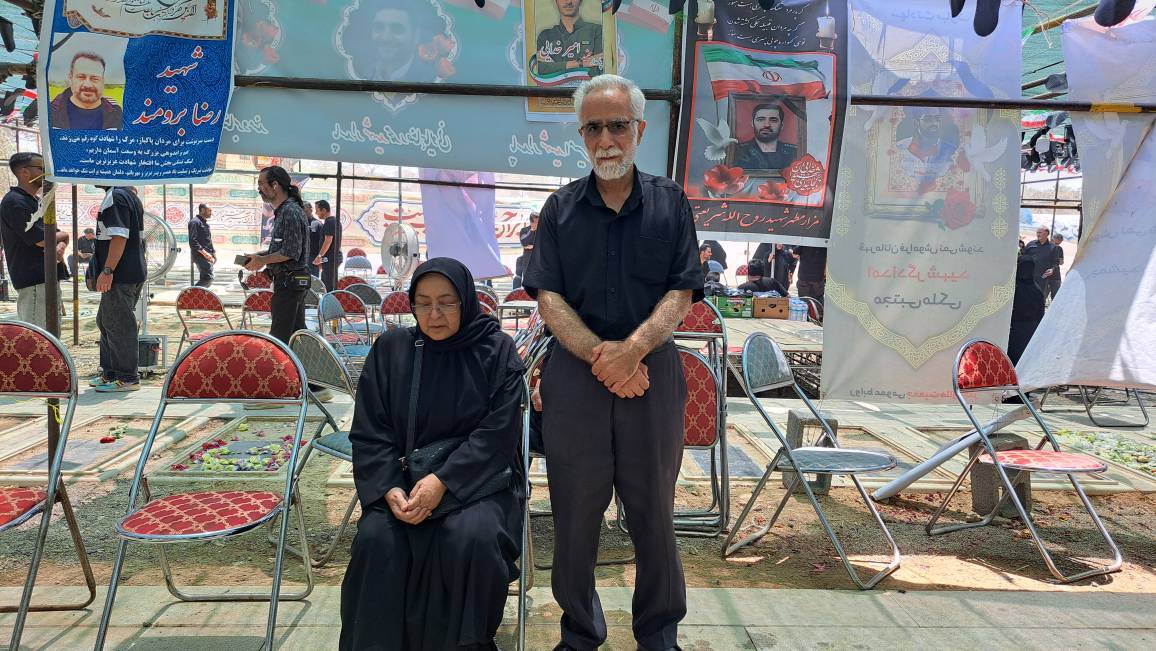 حافظ قرآنی که اذن شهادت را در ایوان طلای امام رضا (ع) از مادر گرفت/فرزندانی که بی تاب پدر هستند حافظ قرآنی که اذن شهادت را در ایوان طلای امام رضا (ع) از مادر گرفت/فرزندانی که بی تاب پدر هستند