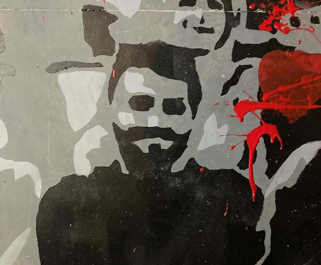 گراف دانشمند هسته‌ای بر دیوارهای شهر