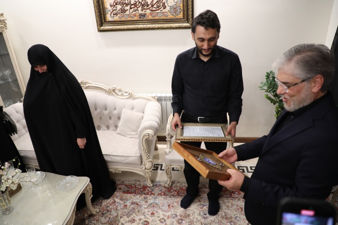 دیدار وزیر علوم با خانواده استاد شهید دکتر طهرانچی