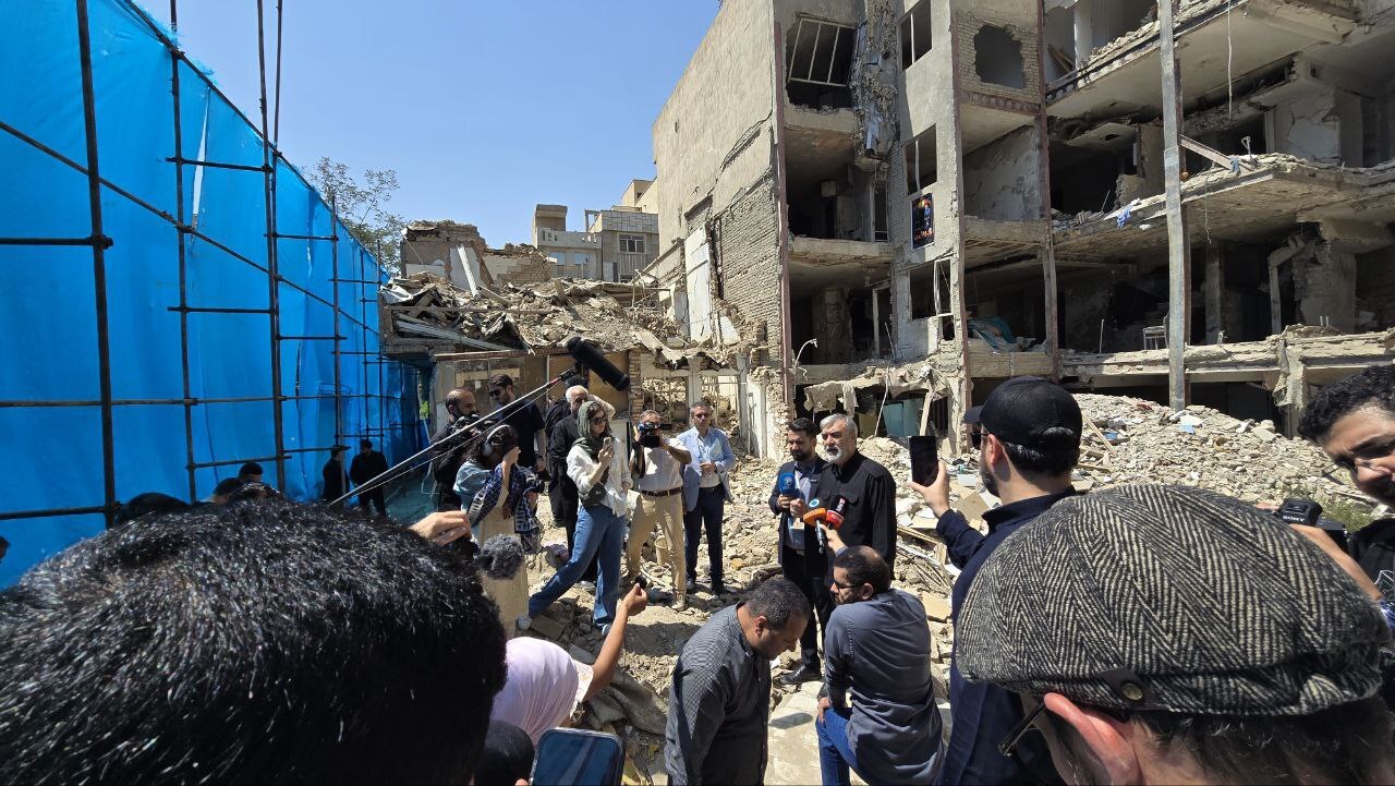 بازدید رئیس کمیسیون امنیت ملی از مناطق مسکونی مورد حمله رژیم صهیونیستی