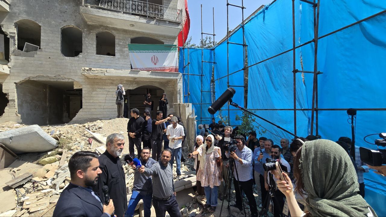 بازدید رئیس کمیسیون امنیت ملی از مناطق مسکونی مورد حمله رژیم صهیونیستی