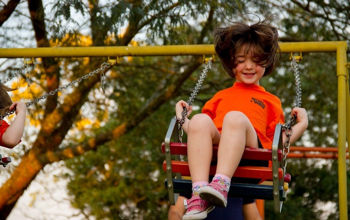 فواید تاب بازی برای کودک چیست؟ [بررسی ۱۱ مورد]