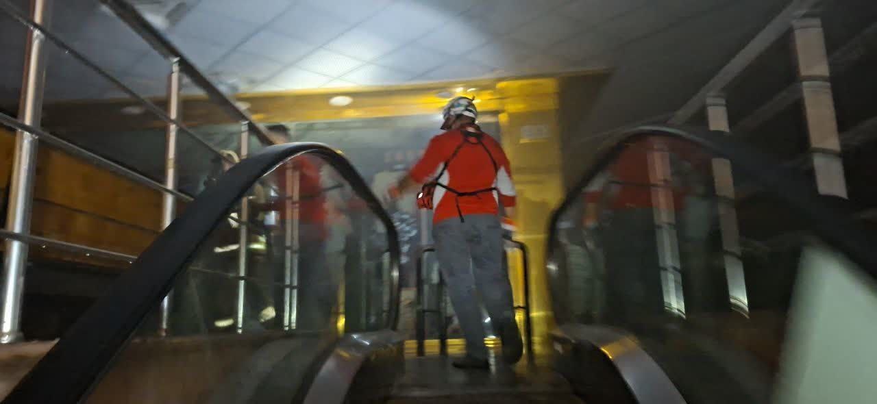 حریق در مجتمع ونوس بندر انزلی/ ۶ تیم عملیاتی هلالاحمر اعزام شدند+ تصاویر حریق در مجتمع ونوس بندر انزلی/ ۶ تیم عملیاتی هلالاحمر اعزام شدند+ تصاویر