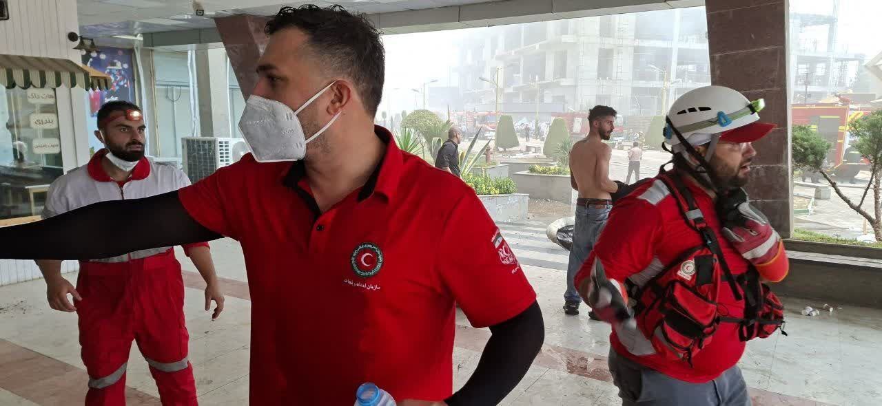 حریق در مجتمع ونوس بندر انزلی/ ۶ تیم عملیاتی هلالاحمر اعزام شدند+ تصاویر حریق در مجتمع ونوس بندر انزلی/ ۶ تیم عملیاتی هلالاحمر اعزام شدند+ تصاویر