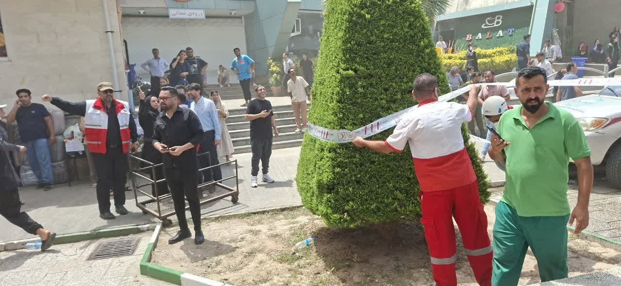 حریق در مجتمع ونوس بندر انزلی/ ۶ تیم عملیاتی هلالاحمر اعزام شدند+ تصاویر حریق در مجتمع ونوس بندر انزلی/ ۶ تیم عملیاتی هلالاحمر اعزام شدند+ تصاویر