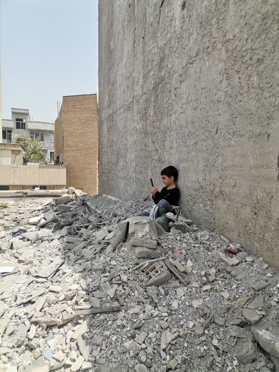 روایت یک حضور بی‌ادعا در قلب تهران موشک خورده/ از منبر تا معبر آوار؛ روایت طلابی که در تهران رویت شدند/ جایی که موشک افتاد «ایمان» سبز شد