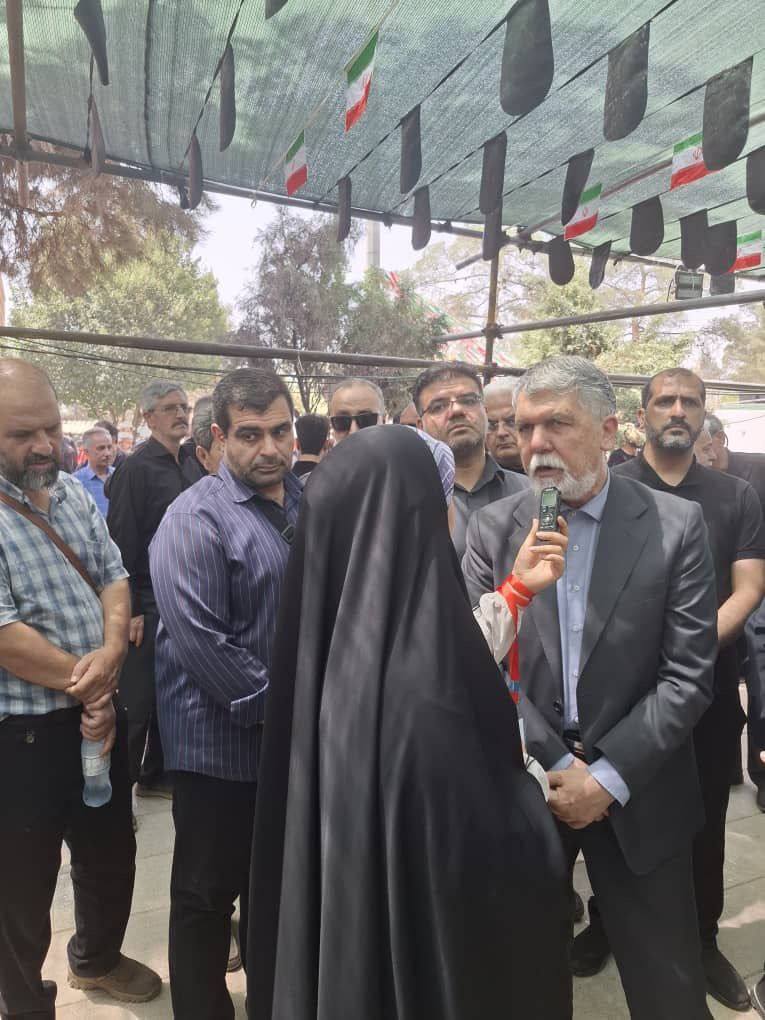 حضور وزیر فرهنگ در میان خانوادههای شهدای تجاوز رژیم صهیونیستی به خاک پاک ایران در بهشت زهرا (س) تهران حضور وزیر فرهنگ در میان خانوادههای شهدای تجاوز رژیم صهیونیستی به خاک پاک ایران در بهشت زهرا (س) تهران