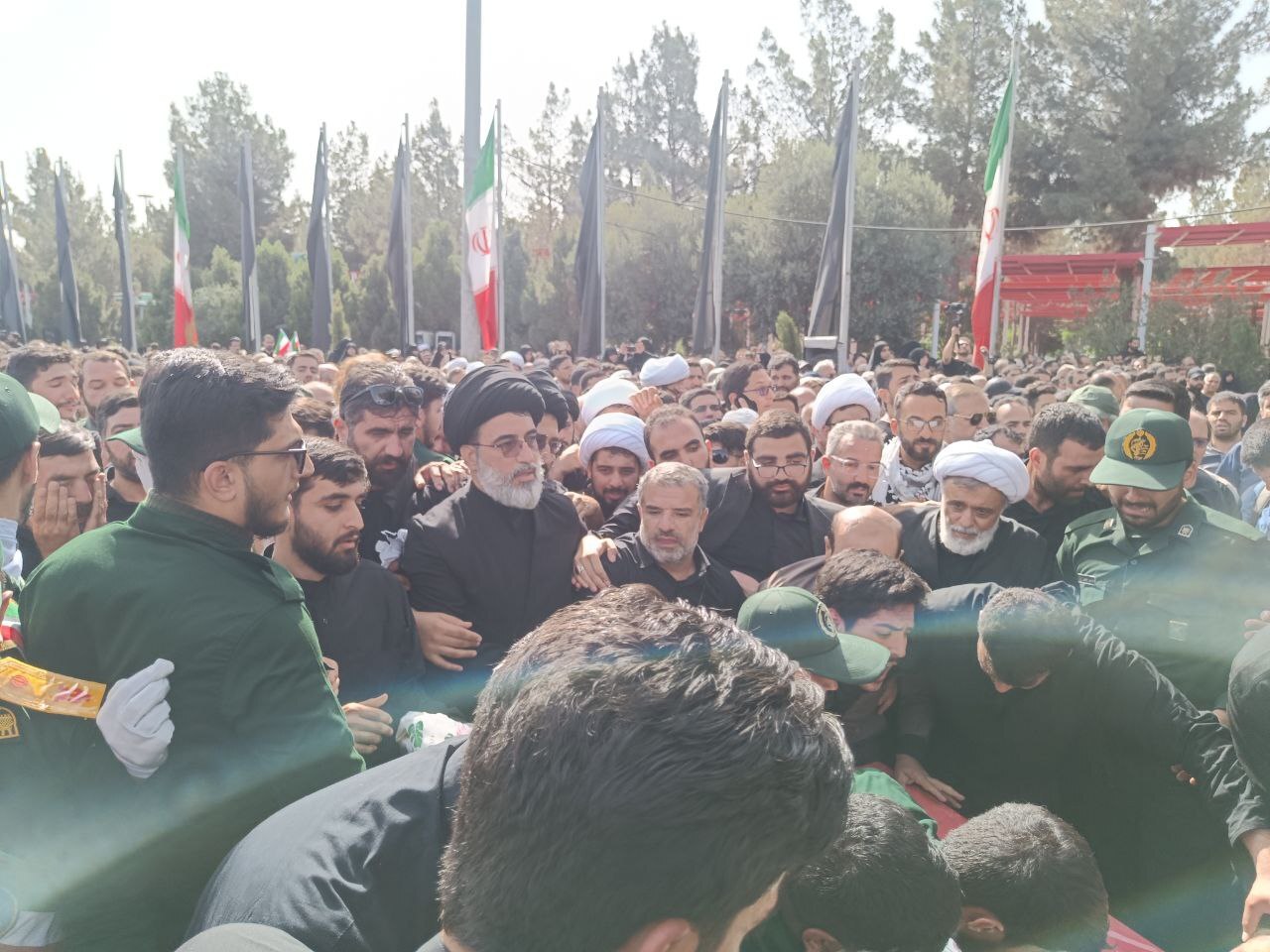 قطعه ۵۰ بهشت زهرا در تدارک پذیرایی از میهمان عزیز؛ سرلشکر حاجی‌زاده در کنار شهدای مدافع حرم آرام می‌گیرد