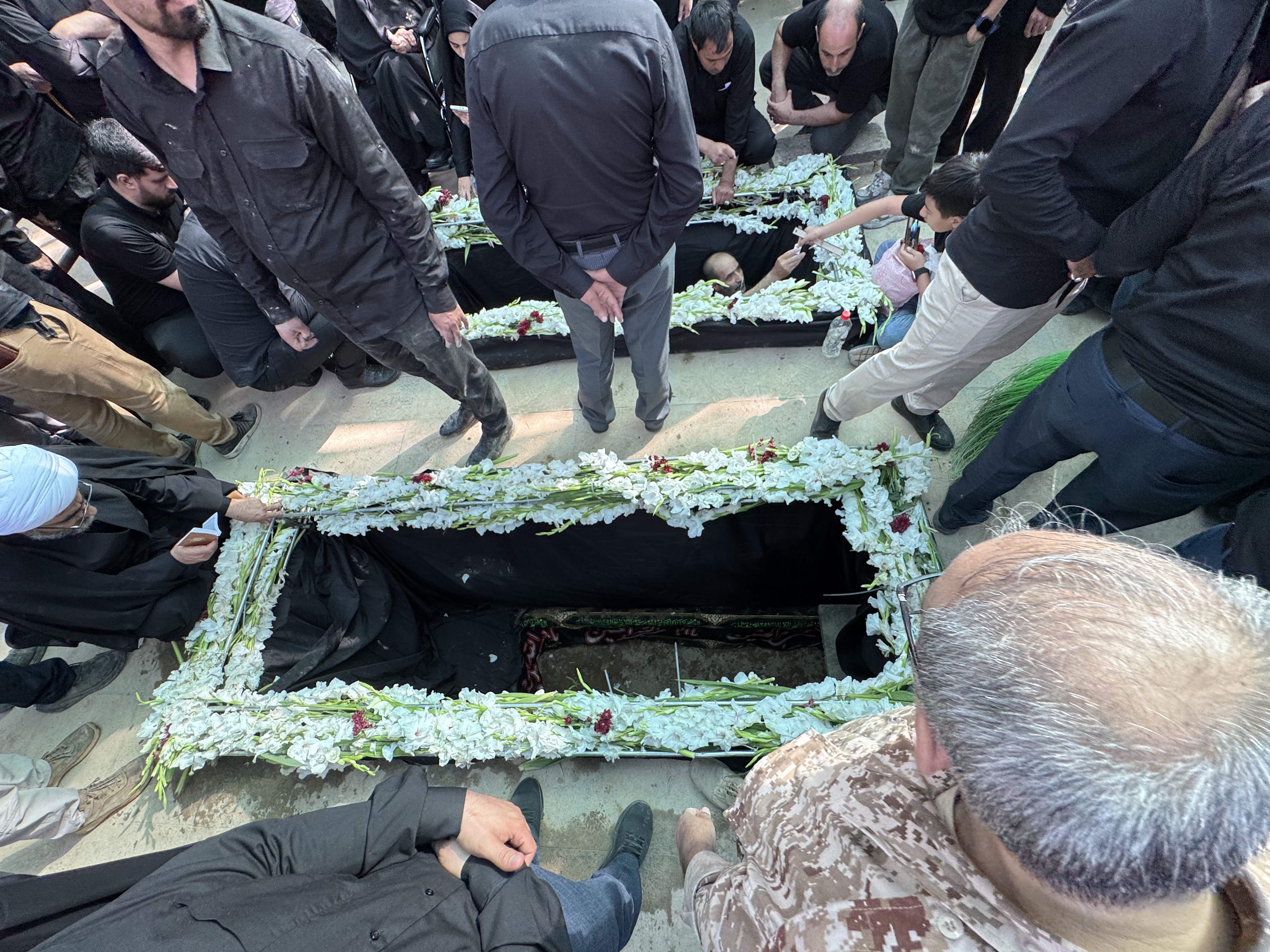 قطعه ۵۰ بهشت زهرا در تدارک پذیرایی از میهمان عزیز؛ سرلشکر حاجی‌زاده در کنار شهدای مدافع حرم آرام می‌گیرد