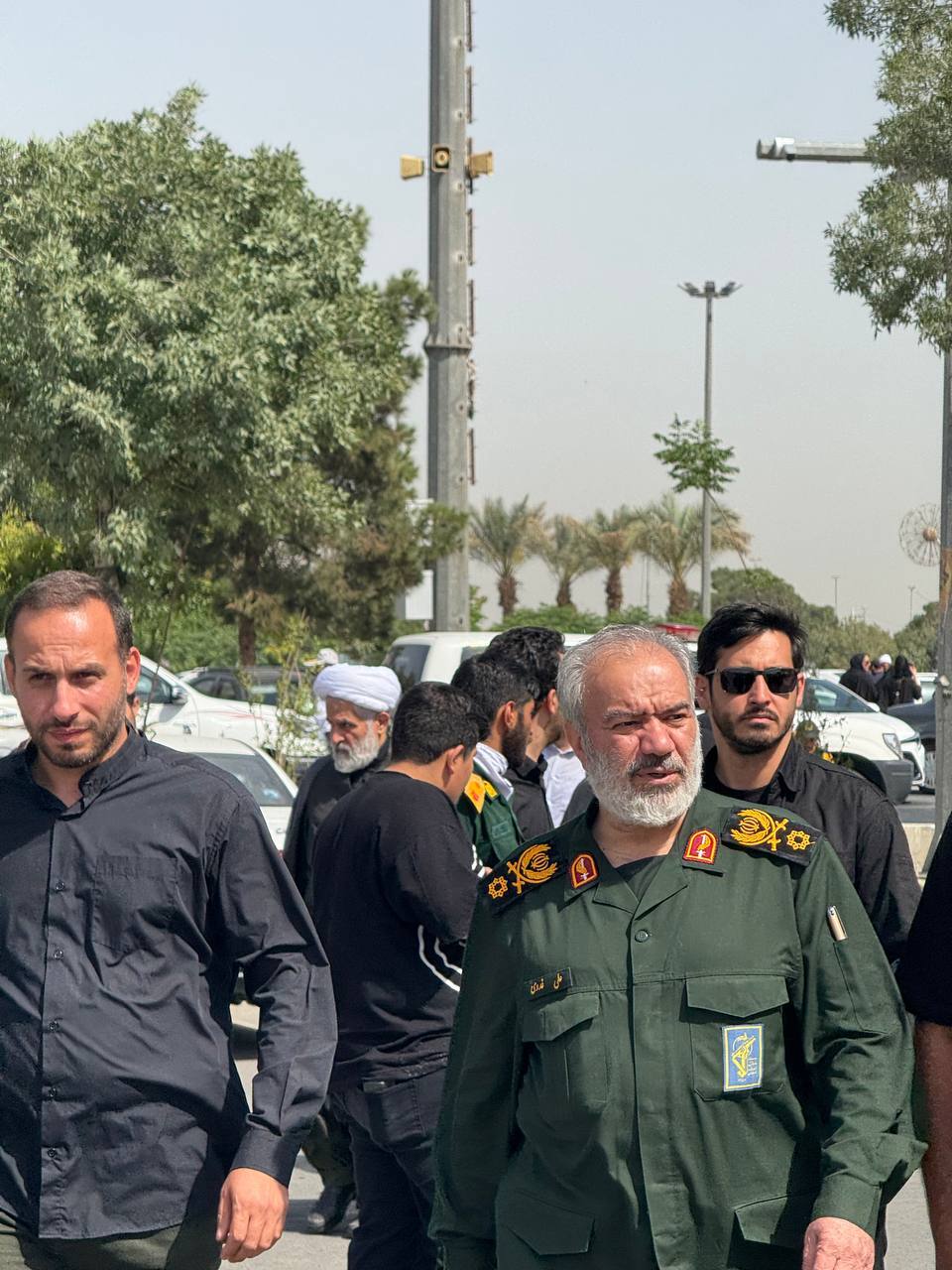 قطعه ۵۰ بهشت زهرا در تدارک پذیرایی از میهمان عزیز؛ سرلشکر حاجی‌زاده در کنار شهدای مدافع حرم آرام می‌گیرد