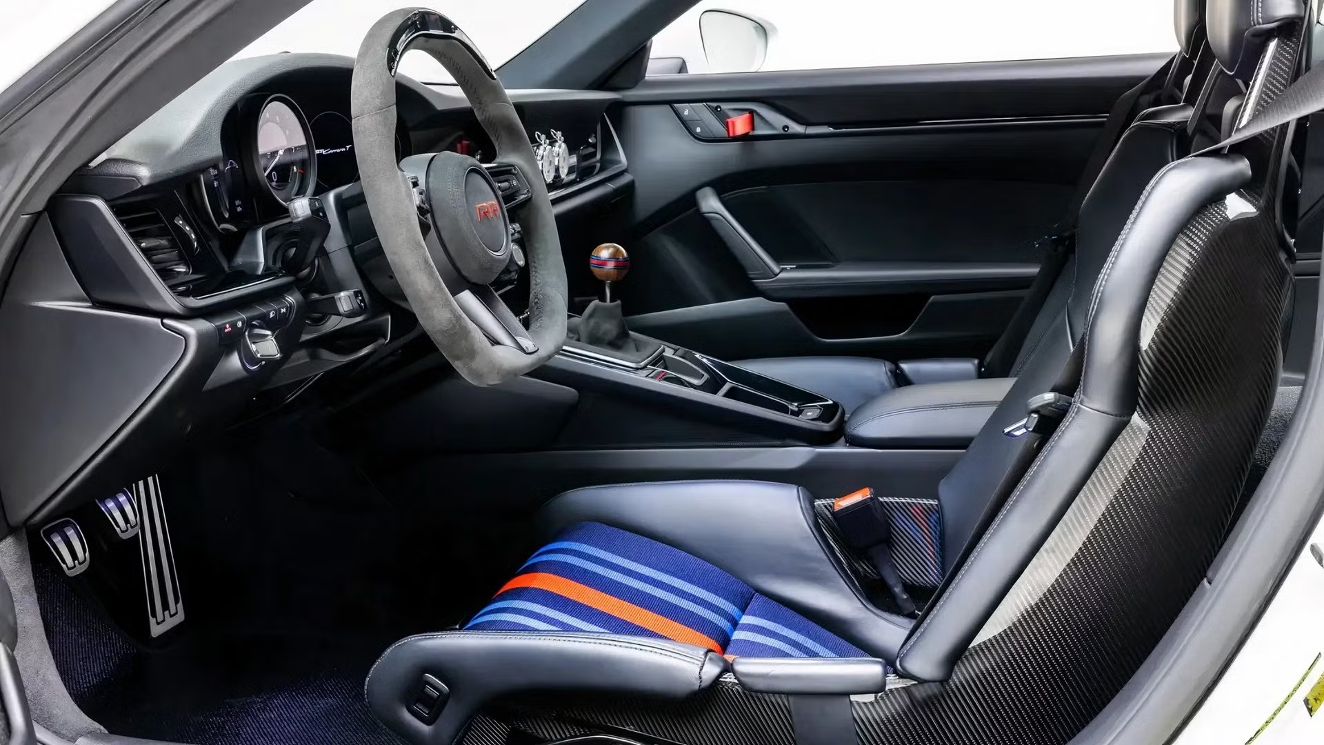 رضوانی از ابرخودروی دو ثانیهای RR۱ پرده برداشت رضوانی از ابرخودروی دو ثانیهای RR۱ پرده برداشت