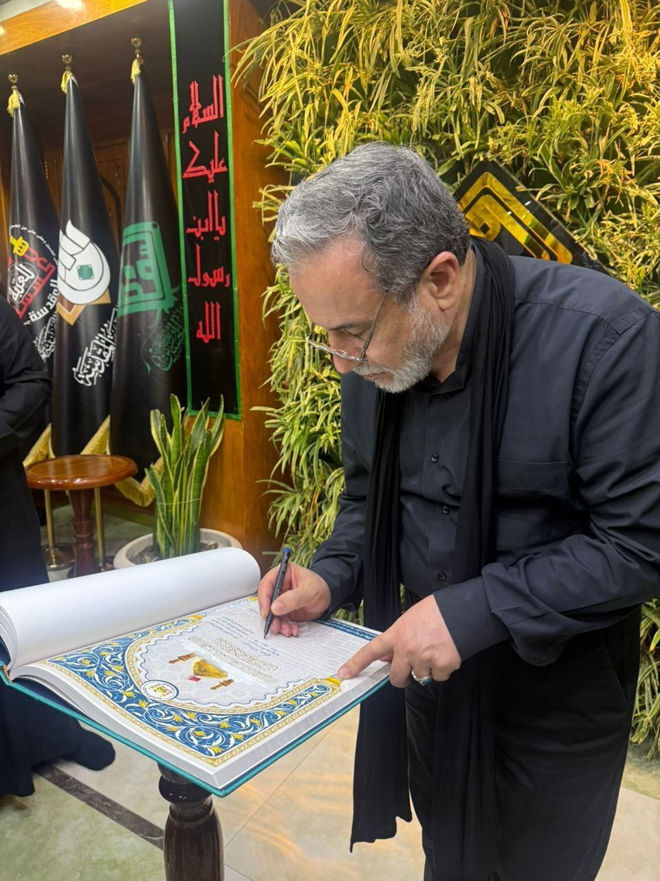 بازدید سیدعباس عراقچی از میز مشترک خدمت سرکنسولگری و هلالاحمر ایران در نجف اشرف بازدید سیدعباس عراقچی از میز مشترک خدمت سرکنسولگری و هلالاحمر ایران در نجف اشرف