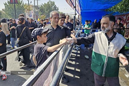 پذیرایی خادمیاران و یاوران رضوی در اربعین حسینی