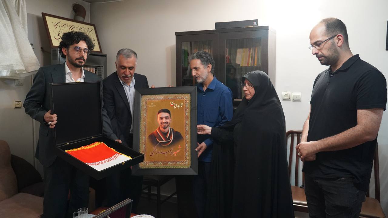 ادای احترام به خانواده شهید بازیساز جنگ تحمیلی ۱۲ روزه ادای احترام به خانواده شهید بازیساز جنگ تحمیلی ۱۲ روزه