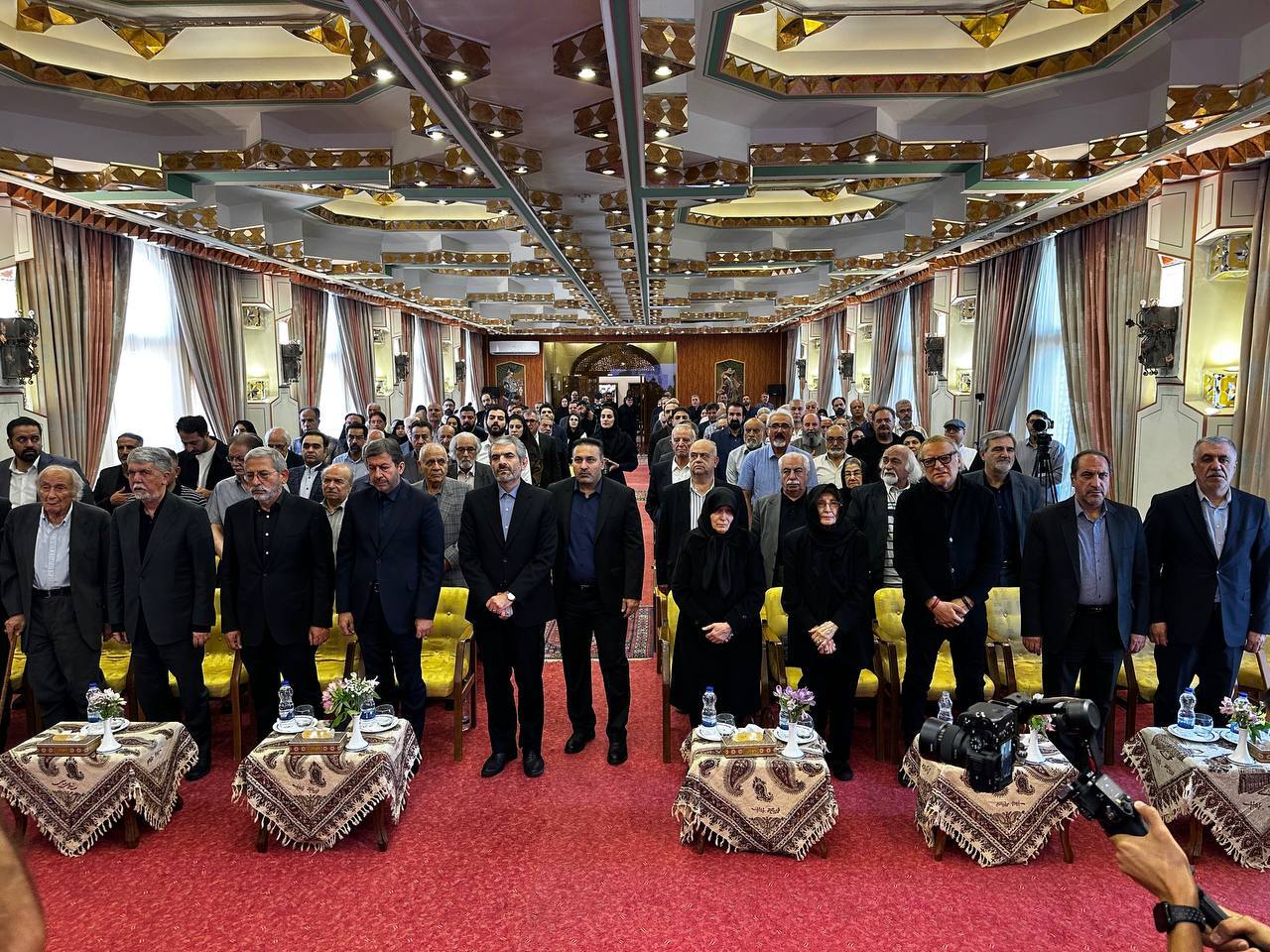 آغاز مراسم تشییع پیکر استاد فرشچیان در اصفهان/ هنرستان هنرهای زیبا میزبان بدرقه استاد آغاز مراسم تشییع پیکر استاد فرشچیان در اصفهان/ هنرستان هنرهای زیبا میزبان بدرقه استاد