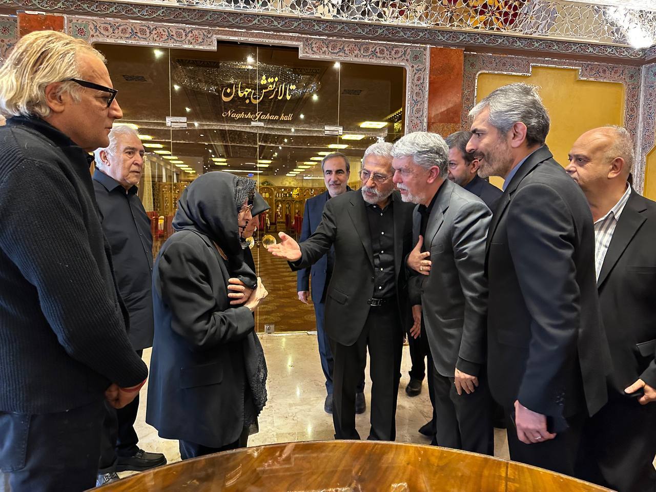 آغاز مراسم تشییع پیکر استاد فرشچیان در اصفهان/ هنرستان هنرهای زیبا میزبان بدرقه استاد آغاز مراسم تشییع پیکر استاد فرشچیان در اصفهان/ هنرستان هنرهای زیبا میزبان بدرقه استاد