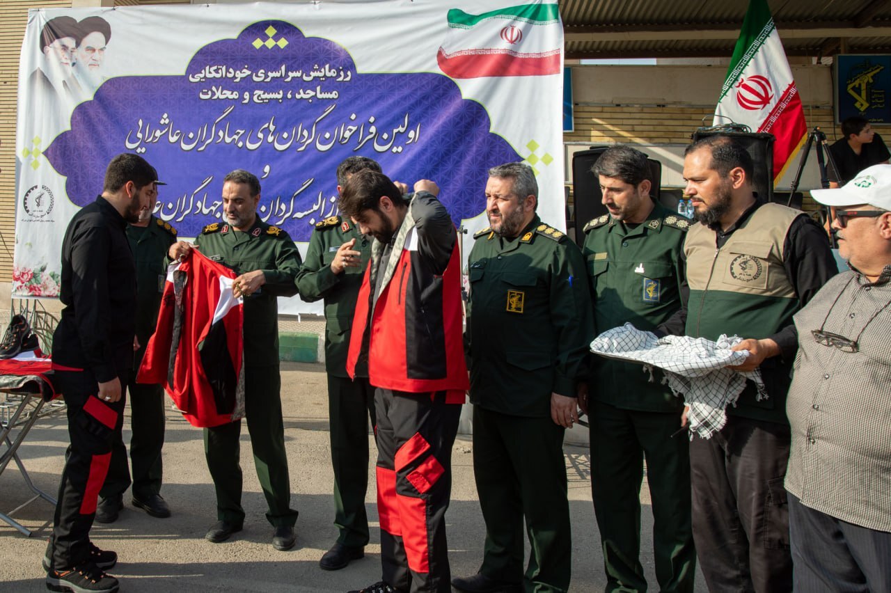 رونمایی از لباس گردانهای جهادگران عاشورایی در تهران/ سردار زهرایی: این گردانها دو منظورهاند، سردار حسنزاده: رزمایش بزرگ در هفته دفاع مقدس برگزار میشود رونمایی از لباس گردانهای جهادگران عاشورایی در تهران/ سردار زهرایی: این گردانها دو منظورهاند، سردار حسنزاده: رزمایش بزرگ در هفته دفاع مقدس برگزار میشود