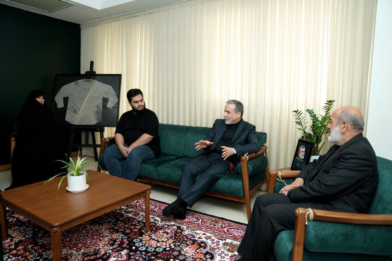 عراقچی با خانواده شهید سردار حاجی زاده دیدار کرد عراقچی با خانواده شهید سردار حاجی زاده دیدار کرد