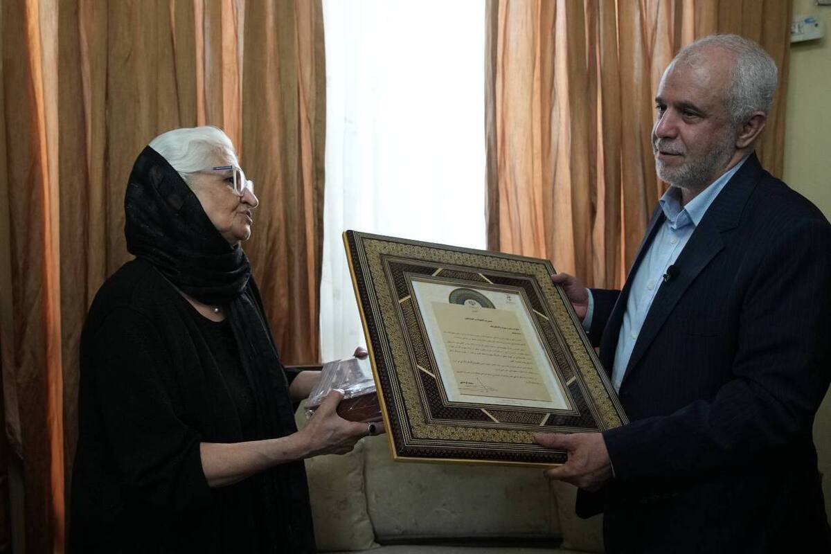 دیدار اوحدی با خانواده شهیده پاک  بانوی غیرنظامی که در حمله رژیم صهیونیستی شهید شد