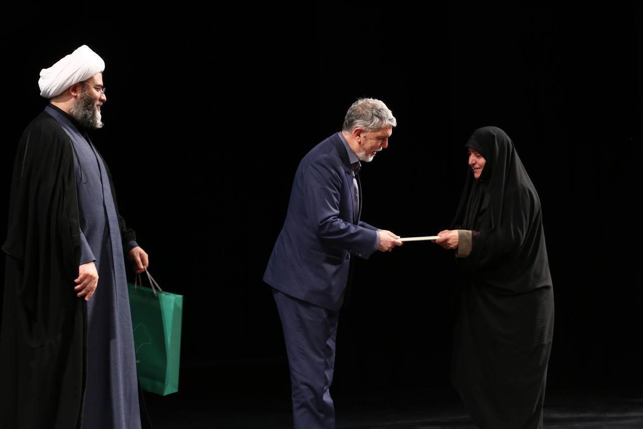 خانواده شهدای هسته‌ای کشور در همایش «از ایران بخوان» تجلیل شدند