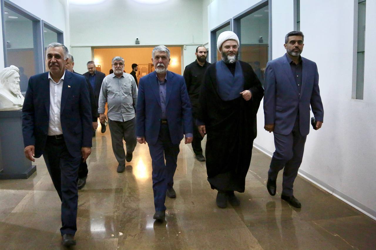 خانواده شهدای هستهای کشور در همایش «از ایران بخوان» تجلیل شدند خانواده شهدای هستهای کشور در همایش «از ایران بخوان» تجلیل شدند