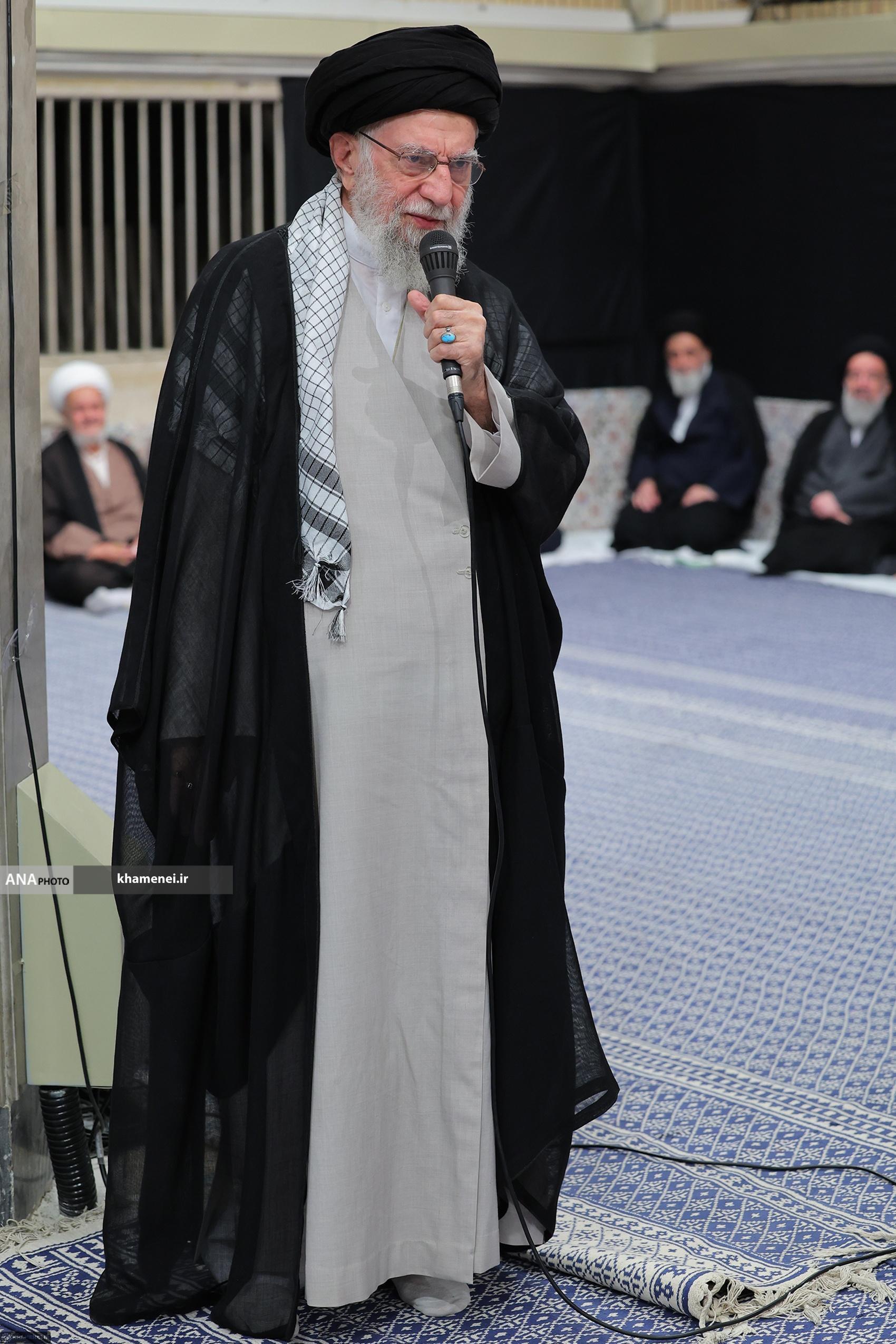 سخنرانی ایستاده رهبر انقلاب نشان داد ما راستقامتان تاریخ هستیم سخنرانی ایستاده رهبر انقلاب نشان داد ما راستقامتان تاریخ هستیم